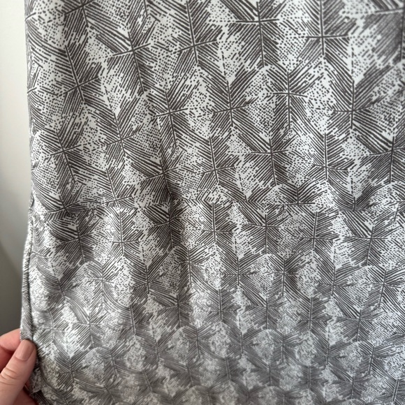 BP Gray and White Patterned Tank Top Size Small Geometric Lines Curved Hemline - Picture 8 of 11